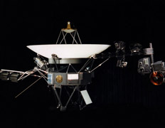 Voyager 1 покидает Солнечную систему на скорости примерно 3,6 астрономической единицы в год, а Voyager 2 удаляется от нас лишь чуть медленнее, преодолевая 3,3 астрономической единицы в год (иллюстрация NASA/JPL).