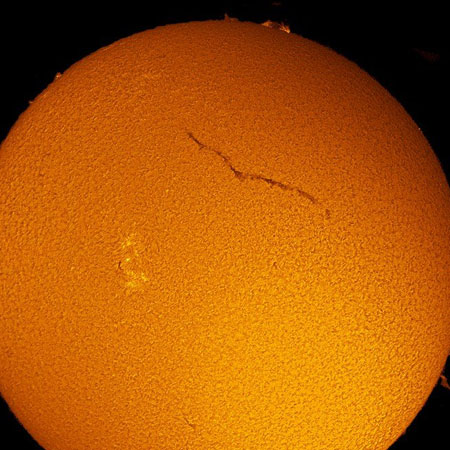Похожее на 'трещину' образование, рассекшее солнечный диск 27 октября 2005 года (снимок SpaceWeather.com)