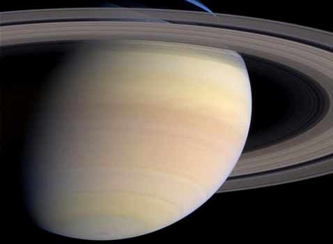 Один из последних снимков Сатурна (в естественных цветах), снятых Cassini по мере приближения аппарата к месту назначения (фото с сайта saturn.jpl.nasa.gov).