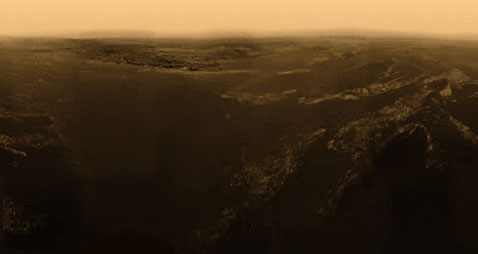 Панорама, составленная из снимков, сделанных во время снижения зонда в атмосфере Титана. Цвета добавлены к этому чёрно-белому изображению на основе палитры цветного кадра с места посадки (фото с сайта web.mit.edu).