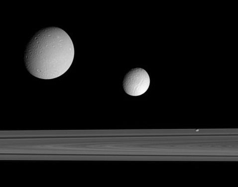 Один из самых свежих кадров Cassini: Диона, Тетис и Пандора (фото с сайта saturn.jpl.nasa.gov).