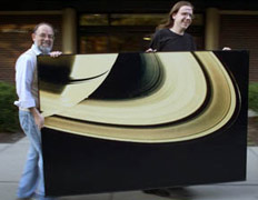 Фил Николсон (слева) и Мэтт Хедман выносят Сатурн на улицу, чтобы лучше 