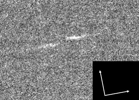 Крупный план одного из следов. Стрелка вверх указывает направление на Сатурн, стрелка вправо - орбитальное движение (фото NASA/JPL/Space Science Institute).
