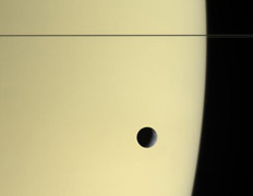 Один из свежих впечатляющих кадров, снятых в естественных цветах: Тетис (Tethys), диаметр - 1,071 километра, на фоне планеты-гиганта. Кадр сделан почти из плоскости колец, потому они здесь выглядят линией (фото NASA/JPL/Space Science Institute).