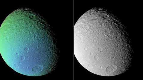 Слева - комбинированное изображение Тетиса в ультрафиолетовом, инфракрасном и зелёном цветах. Справа - обычное чёрно-белое изображение. Кстати, причина такого распределения цвета на первом снимке учёным пока не известна (фото NASA).
