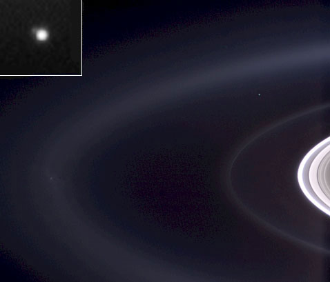 Специально для гуманистов: недавний снимок, сделанный во время обнаружения одного из колец Сатурна. На самом снимке и на врезке можно увидеть то, что в NASA прозвали 