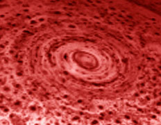 Инфракрасный снимок южного полюса Сатурна. Тёмное пятно на самом полюсе - таинственный вихрь. Каждая тёмная точка вокруг - это шторм. Выходит, на сатурнианском полюсе размещается зона штормовой активности, чего на других планетах нет (фото NASA/JPL/Space Science Institute/University of Arizona).