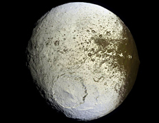 Да, Япет действительно выглядит с одного бока сильно изгвазданным: (фото NASA/JPL/Space Science Institute).
