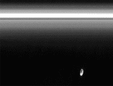 Настоящий сюрприз: спутник Прометей обращается по орбите, плоскость которой наклонена под некоторым углом к плоскости колец. В результате - вот такое мягкое столкновение (анимация NASA/JPL/Space Science Institute).