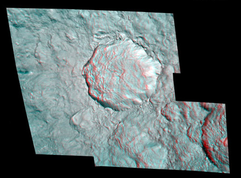 Другая августовская фотография - стереоснимок кратера на спутнике Рее. Судя по острому рельефу, кратер возник относительно недавно (фото NASA/JPL/Space Science Institute).