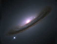 Сверхновая SN 1994D в галактике NGC 4526 видна внизу снимка в виде яркой точки. Благодаря таким вспышкам можно многое узнать не только об эволюции звёзд, но и об истории Вселенной (NASA/ESA, The Hubble Key Project Team, The High-Z Supernova Search Team).
