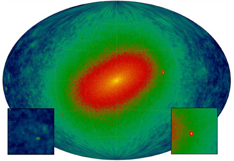 Карта распределения гамма-излучения, вызванного, по мнению исследователей, аннигиляцией в тёмной материи. На врезке слева - направление, противоположное движению к центру галактики. Справа - самое крупное субгало тёмной материи (иллюстрация J. Diemand, M. Kuhlen, P. Madau).