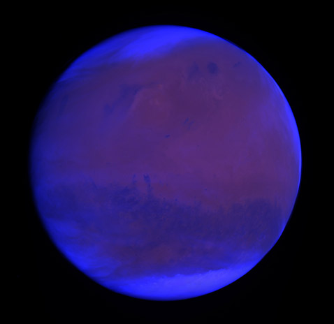И эта планета называется красной? Ага! Только синяя она тут не из-за специфического юмора сотрудников ESA, а оттого, что это композиция из снимков Марса, составленная из фотографий, сделанных в нескольких различных диапазонах. Сигнал по ультрафиолетовому каналу усилен. Благодаря этому снимку можно рассмотреть облачную систему, покрывающую практически весь диск (фото ESA/OSIRIS Team/MPS/UPD/LAM/IAA/RSSD/INTA/UPM/DASP/IDA).