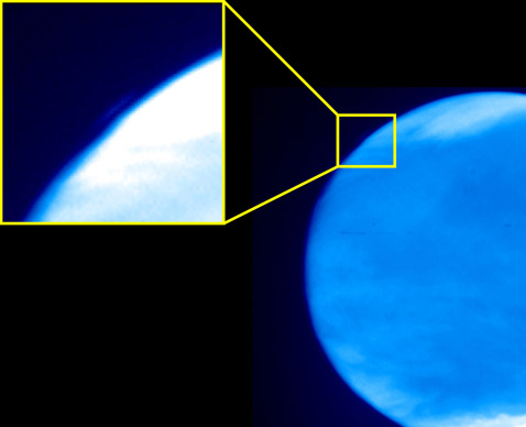 Ультрафиолетовый снимок Марса. Благодаря фотографиям в этом диапазоне удалось увидеть множество деталей облачного слоя. В частности, облака в районе полярной шапки - такие как на вставке (фото ESA/OSIRIS Team/MPS/UPD/LAM/IAA/RSSD/INTA/UPM/DASP/IDA).