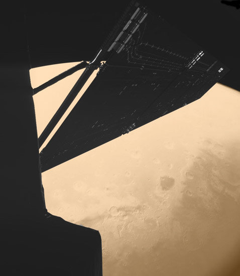 Этот кадр сотрудники ESA называют просто ошеломляющим. Он получен камерой CIVA, установленной на Philae - спускаемом модуле Rosetta. Фотография сделана с расстояния в тысячу километров - всего за четыре минуты до момента максимального приближения. Тут виден район горного плато Большой Сирт. Ну а то, что загораживает восхитительный вид марсианской поверхности - это часть самого Rosetta и одна из его солнечных панелей (фото CIVA/Philae/ESA Rosetta).