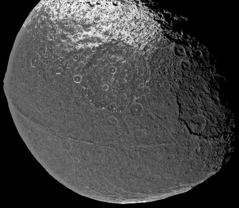 Самое известное изображение стены Япета, сделанное Cassini 31 декабря 2004-го (потому об открытии заговорили уже в январе 2005-го). Странный хребет поднимается на 13 километров над окружающей местностью и тянется едва ли не на полторы тысячи километров (фото NASA/JPL/Space Science Institute).