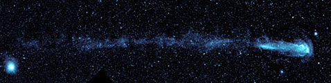 Нежданный хвост Миры. Сама она движется слева направо. Срывающийся материал показан голубым цветом (фото NASA/JPL-Caltech).