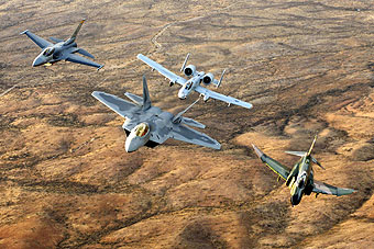 На переднем плане - F-22. На заднем - F-16, A-10 и F-4. Фото с официального сайта ВВС США